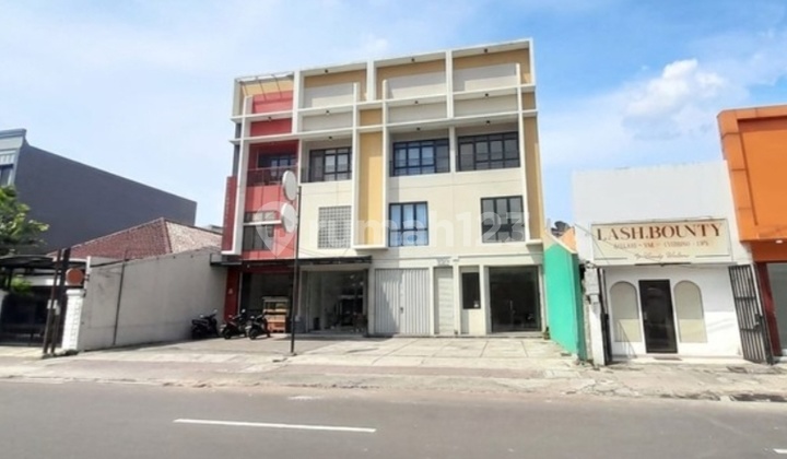 Translated to English: For Rent Good Shophouse 3,5 Floor + Rooftop Tebet South Jakarta 2