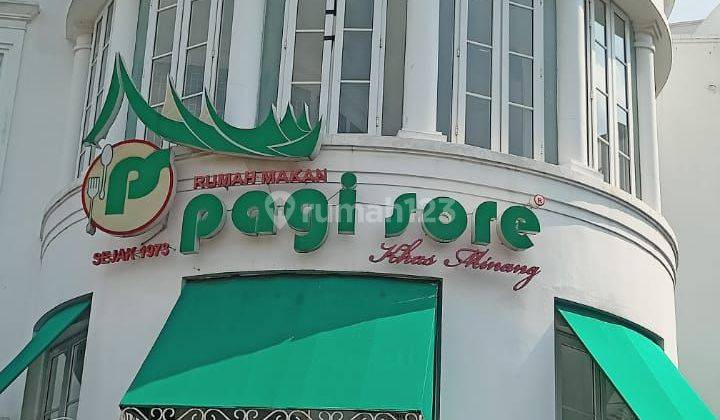 Rumah di jadikan tempat usaha restoran di jalan utama Kemang raya 1