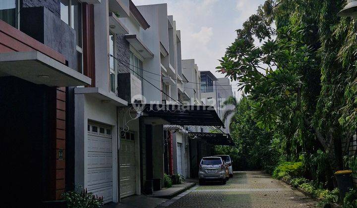 Townhouse Tempat Elite Senayan Golf Residence Semi Furnished  1