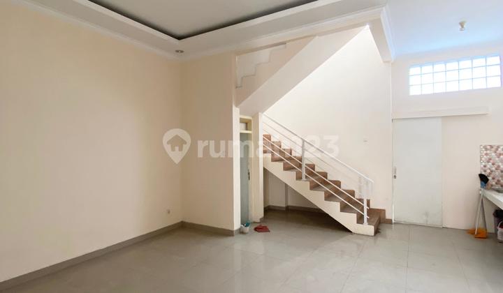 Luxury House by the Main Road in the City Center, Suitable for Business. 2