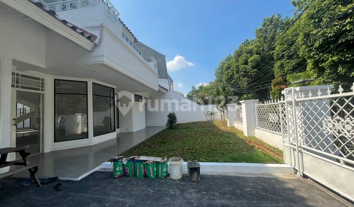 Rumah depan taman Jl Ciniru Senopati, Jakarta Selatan