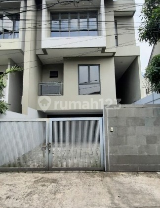Town house bisa untuk silent office Semi Furnished Tulodong Senopati, Jakarta Selatan Town house bisa untuk silent office Semi Furnished Tulodong Senopati, Jakarta Selatan
