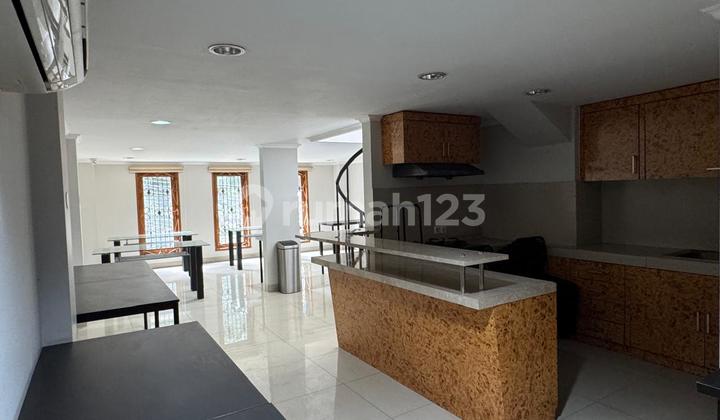 5-Story Building for Rent for Office or Clinic on Jl Sumenep, Menteng.