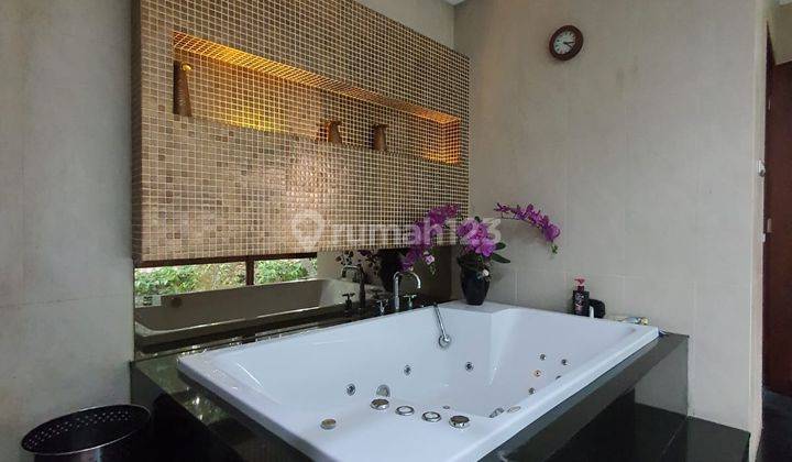 Rumah Mewah halaman luas private pool prime area di permata hijau 2