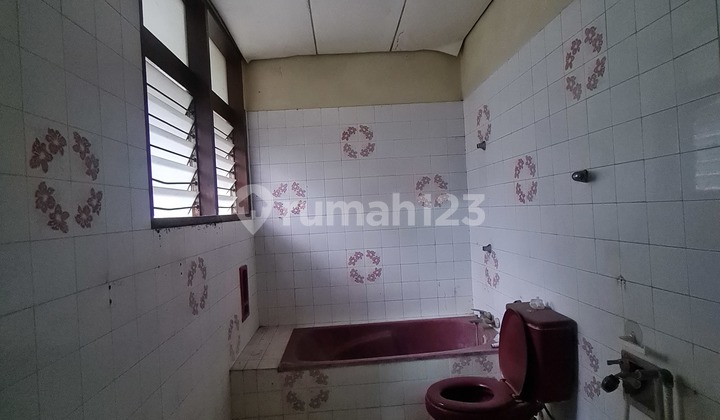 Rumah lama hitung tanah dalam komplek.bwh NJOP di kapten tendean 9