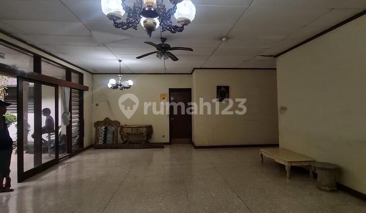 Rumah lama hitung tanah dalam komplek.bwh NJOP di kapten tendean 14