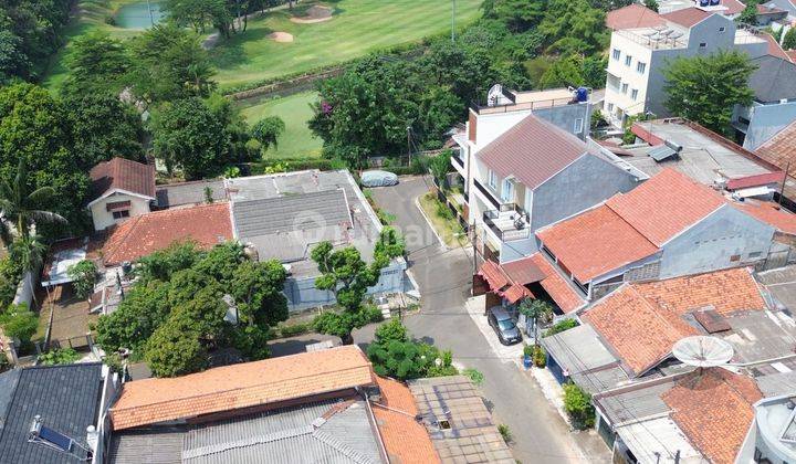 Rumah lama dalam komplek posisi hoek di senayan 2