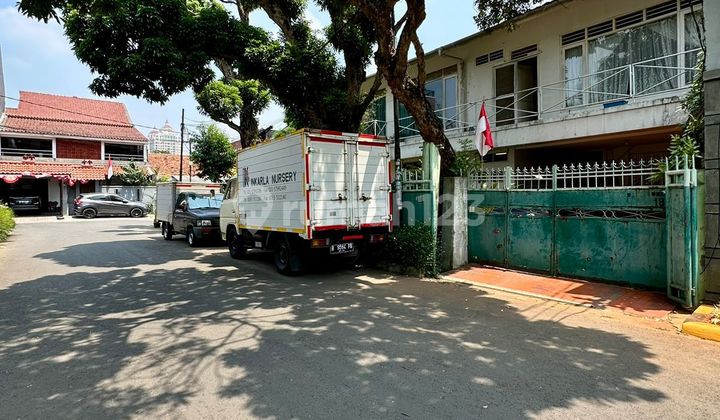 Rumah lama dalam komplek posisi hoek di senayan 2