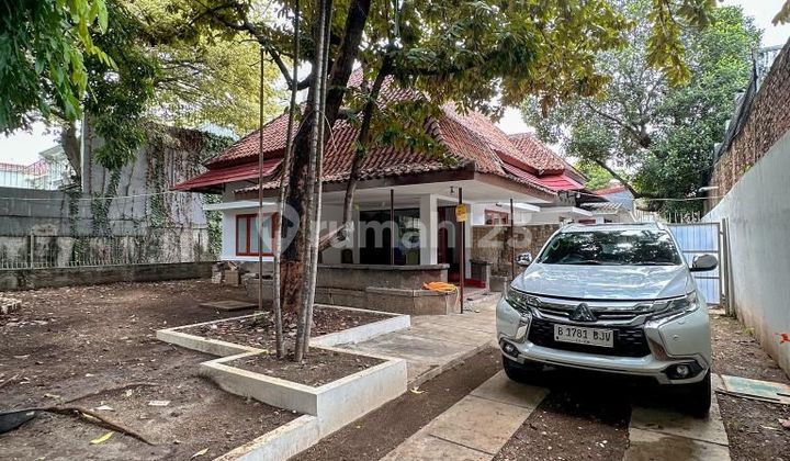 Rumah lama hitung tanah lokasi strategis di menteng