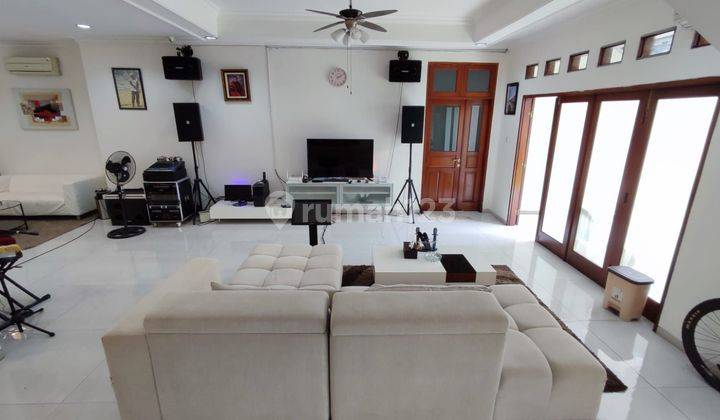 Rumah 2 Lantai Bagus Semi Furnished di Kebayoran Lama Jakarta Selatan 2