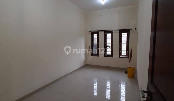 Rumah 2,5 lantai rapih, bagus di Matraman, Jakarta Timur hj060624  2