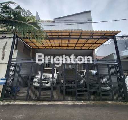 Nice 2.5-Story Semi-Furnished House with SHM in Nias Kelapa Gading, North Jakarta