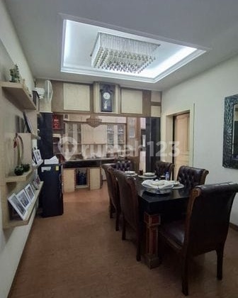 Rumah Bagus Semi Furnished Siap Huni 2,5 Lantai Hook Jalan Mangga Besar