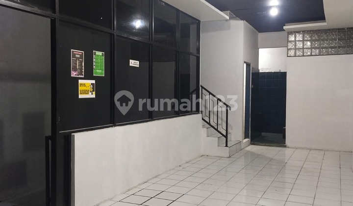 3-Storey Shophouse Near Shopping Center, Suitable for Business on Pemuda Kranji Main Road, North Bekasi