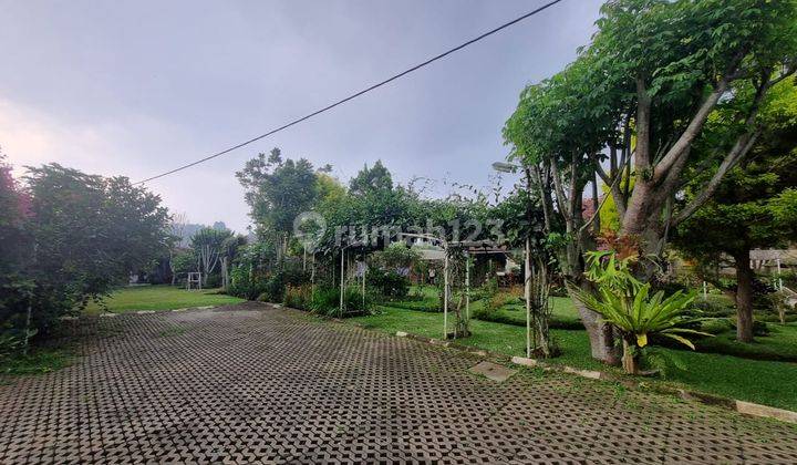 Rumah villa dengan  taman luas di Lembang 2