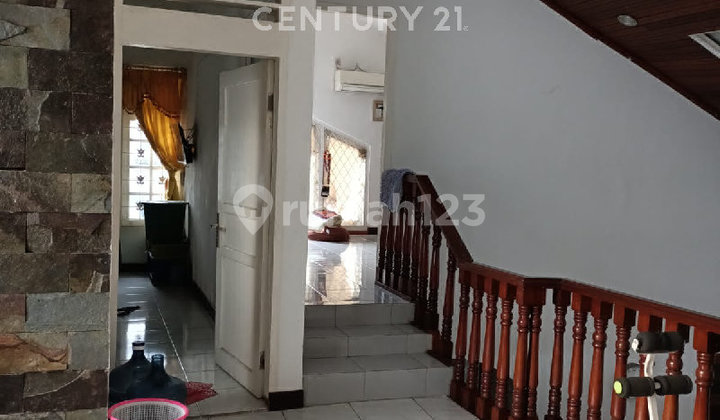 Well-Maintained 3.5-Storey Livable House in Johar Baru, Central Jakarta 2