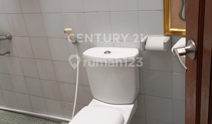 RUMAH NYAMAN 6 KAMAR TIDUR SEMI FURNISHED SIAP HUNI DI BENHILL  2