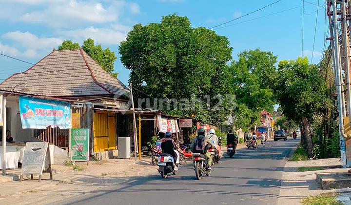 Land by the roadside in Cakranegara is suitable for offices or warehouses.