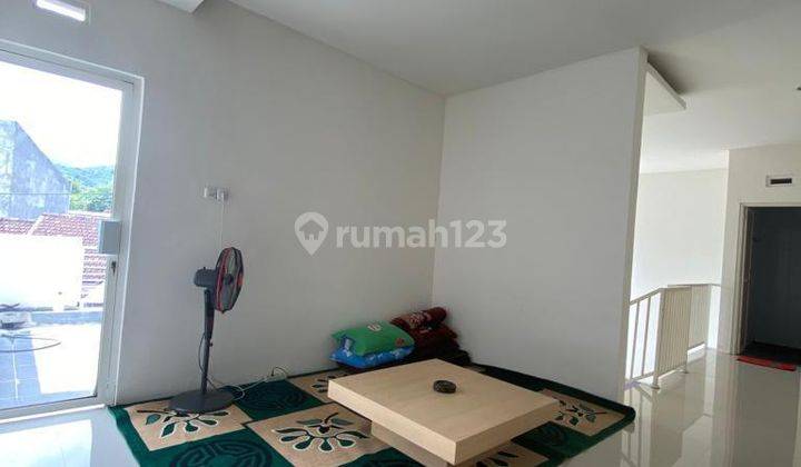 Rumah Nuansa Villa Dengan Kolam Renang  2