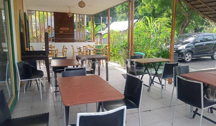 Villa Dan Restaurant di Pinggir Jalan Kerandangan  1