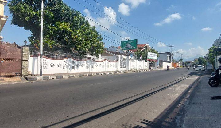 Rumah di Pinggir Jalan Utama Bung Hatta Mataram  1