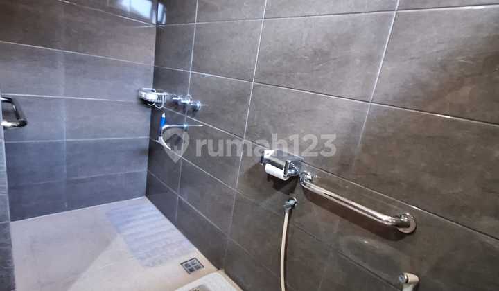 Modern house in the Riverside Park complex, Mataram City Modern house in the Riverside Park complex, Mataram City