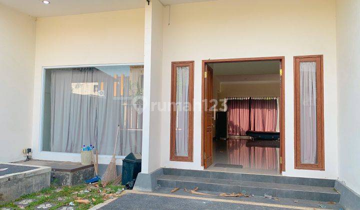 Rumah dengan kolam renang nuansa Villa di Udayana 1