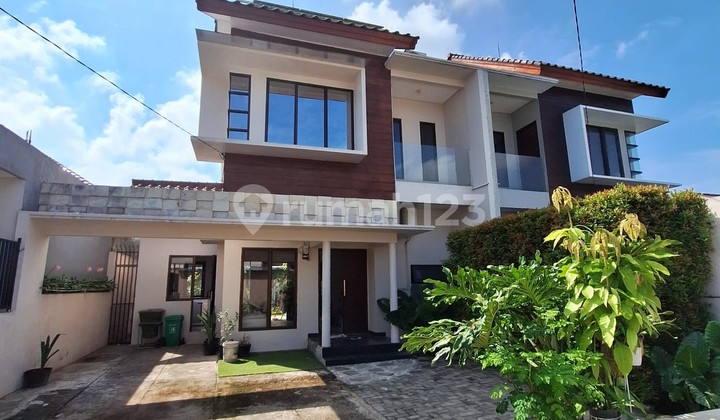 Modern house in the Riverside Park complex, Mataram City Modern house in the Riverside Park complex, Mataram City