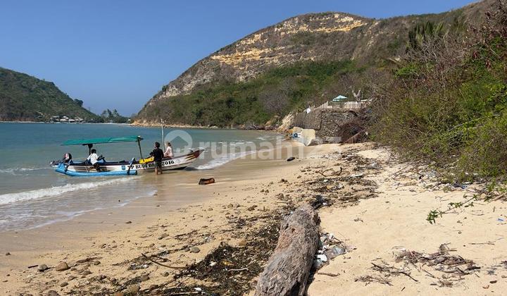 Tanah pinggir pantai Gerupuk dekat Kuta Lombok 