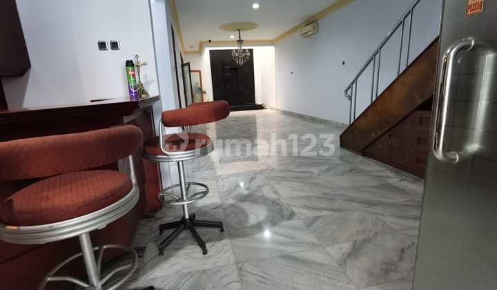 House in Taman Aries, Area 8x25 with SHM, 2 floors, East-facing 2