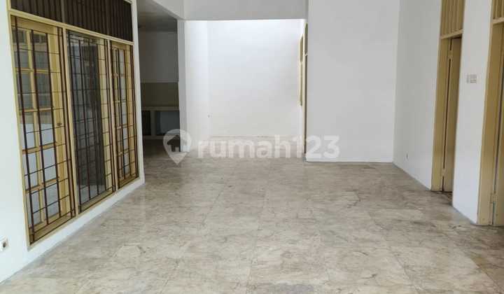 Intercon House in Kebon Jeruk, Land Area 180 M² 2