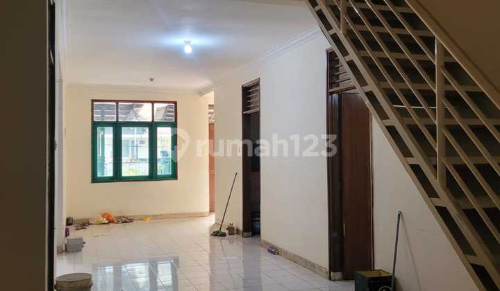 Rumah di Metland, Dekat Green Lake, Lt 200M²