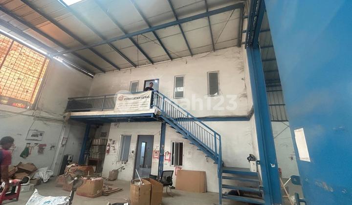 Warehouse in Cipondoh, Size 40x40, Two-Story Office Available, Ready