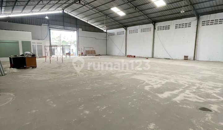 Warehouse in Kav DPR Cipondoh, Area 20x40, Includes Office, Dormitory, Container Access.
