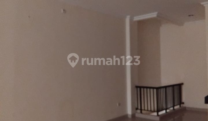 Shop House in Green Lake City Complex, Green Lake City Street, Petir, Cipondoh, Tangerang City, Banten. Area 4.5x15m. 3.5 Floors. 115 million/year Negotiable. 2