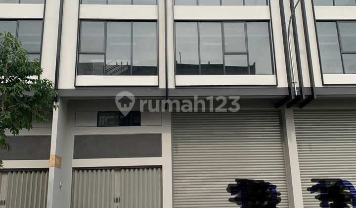 Warehouse in Duta Indah Starhub, North Darussalam Street, Belendung, Benda, Tangerang City, Banten. Near the Airport. 24-Hour Security. 3-Story Office. 220 Million IDR/Year Negotiable. Minimum 2 Years.