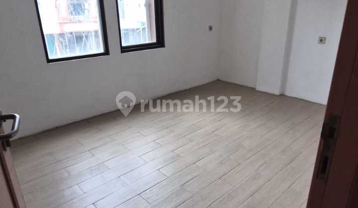 Joint Shophouse at Shophouse 1,000, Pelangi Shophouse Complex, West Cengkareng, Cengkareng, West Jakarta City. Size 9x15m. 4 Floors. 200Million/Year Negotiable.