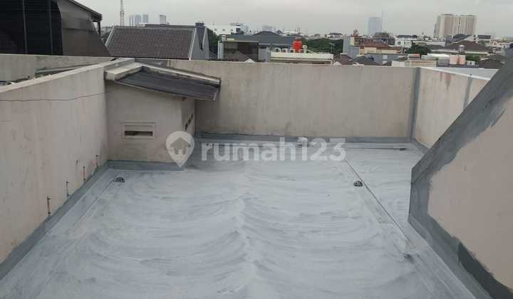 Shop House in Green Lake City, Petir, Cipondoh, Tangerang City, Banten.. Size 4.5x15m. 3.5 Floors.. Facing Boulevard.. 120 million/year 1