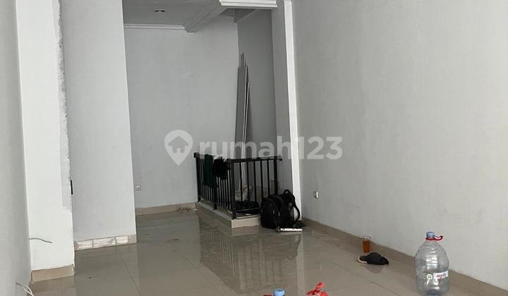 Ruko Hadap Boulevard Green Lake City. Cipondoh.. Lokasi Ramai. Sangat Strategis. 3.5 Lantai. Keamanan 24 Jam. Harga Murahh 4.1m Nego.shgb