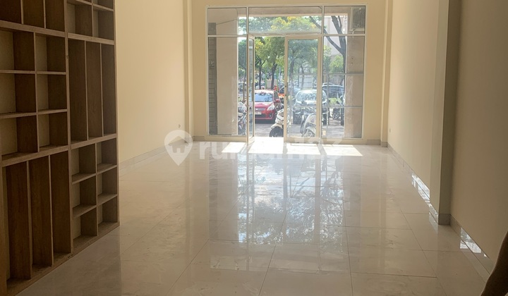 Strategic Commercial Building. Facing Main Road.. In Green Lake City, Jl. Green Lake City, Petir, Cipondoh, Tangerang City, Banten.. 3.5 Floors. With Office Partitions.. Unit Ready. 110M/year
