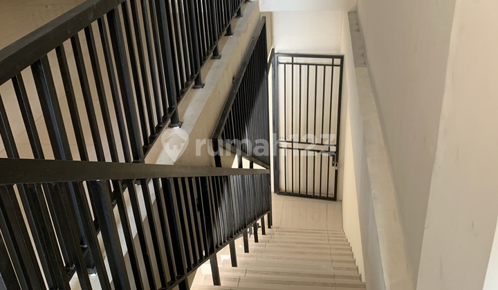 Strategic Commercial Building. Facing Main Road.. In Green Lake City, Jl. Green Lake City, Petir, Cipondoh, Tangerang City, Banten.. 3.5 Floors. With Office Partitions.. Unit Ready. 110M/year 2