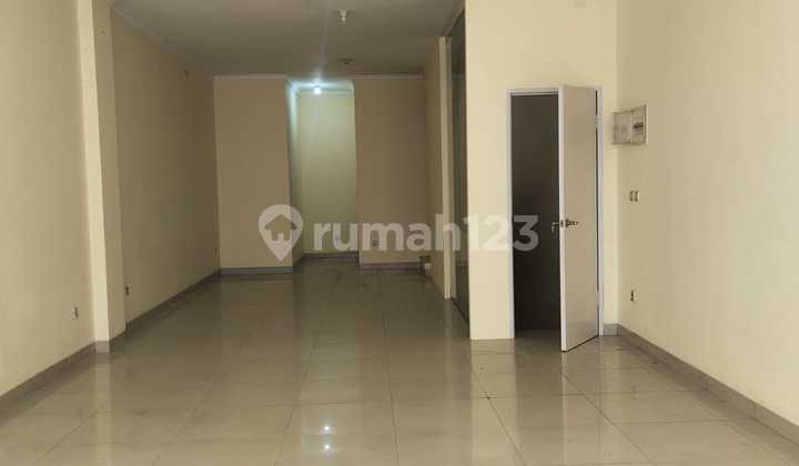 Nice Shop House in Greenlake City. Suitable for Office. 24-Hour Security. Strategic Location. 115M/year. 1