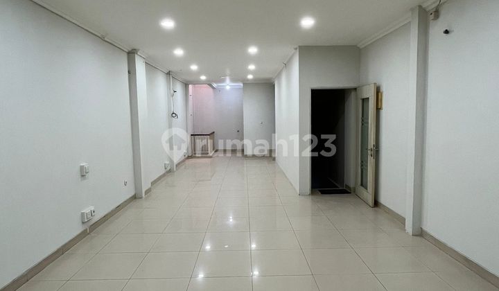 Sedayu Square Shop House.. Faces Outer Ringroad Cengkareng Main Road.. Size 4.5X15m. 3.5 Floors.24-Hour Security. Highly Strategic Location.160 Million/Year 2