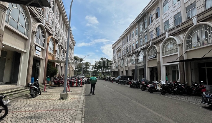 Good Shop House @ Green Lake City. Corner, Main Road Frontage *** 5X15m. 3.5 Floors. 120 Million/Year Negotiable !! Unit Ready and Neat