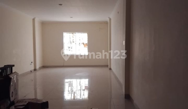 Shop House in Green Lake City Complex, Green Lake City Street, Petir, Cipondoh. Size 4.5x15m. 3.5 Floors. Unit ready. Suitable for office and online shop. Unit ready!! Move-in ready. 110 million/year. 2