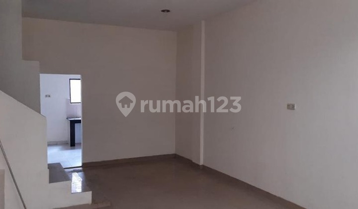 Three-story shophouse in a strategic location near Jenderal Sudirman Street, Pekanbaru. 2