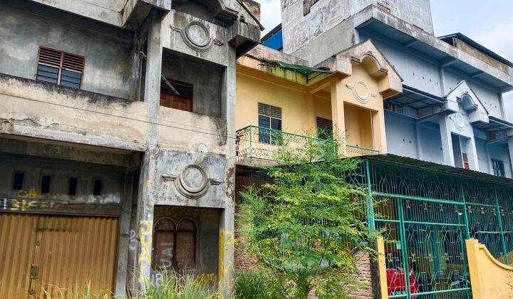 Dijual Rumah Lokasi di Jalan Bambu Kuning 1