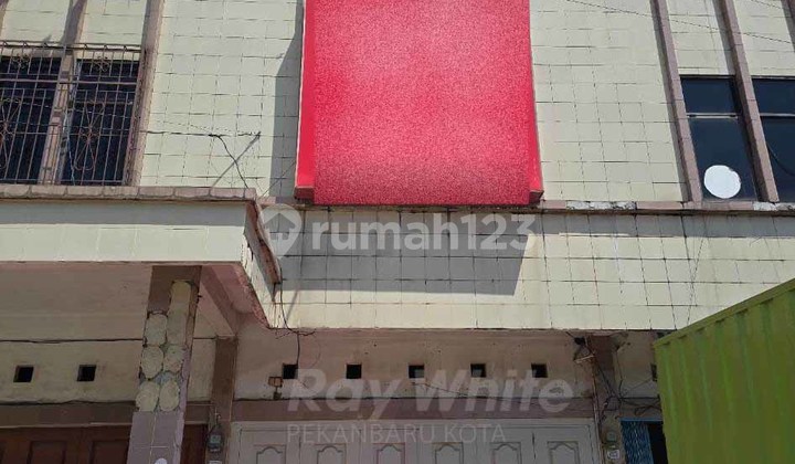 Dijual ruko 3 tingkat siap huni di Jl. Soekarno Hatta 