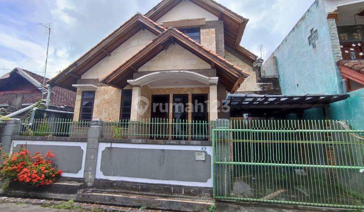 Very strategic two-story house in Denpasar 1