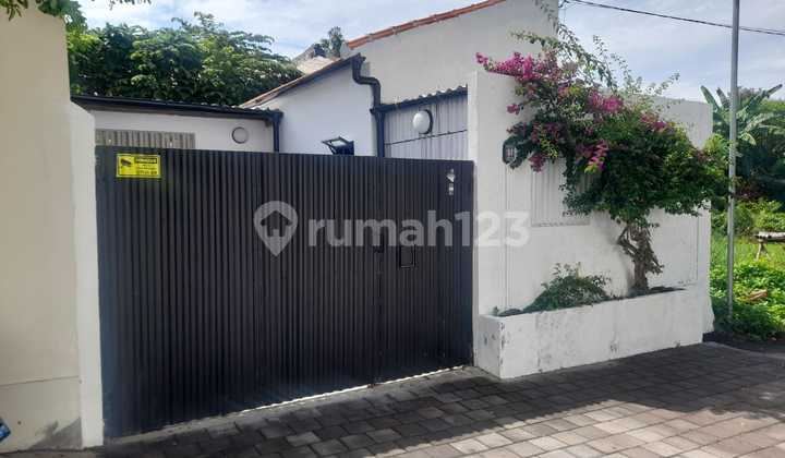 Rumah Style Villa 1 Lantai di Canggu Tibubeneng